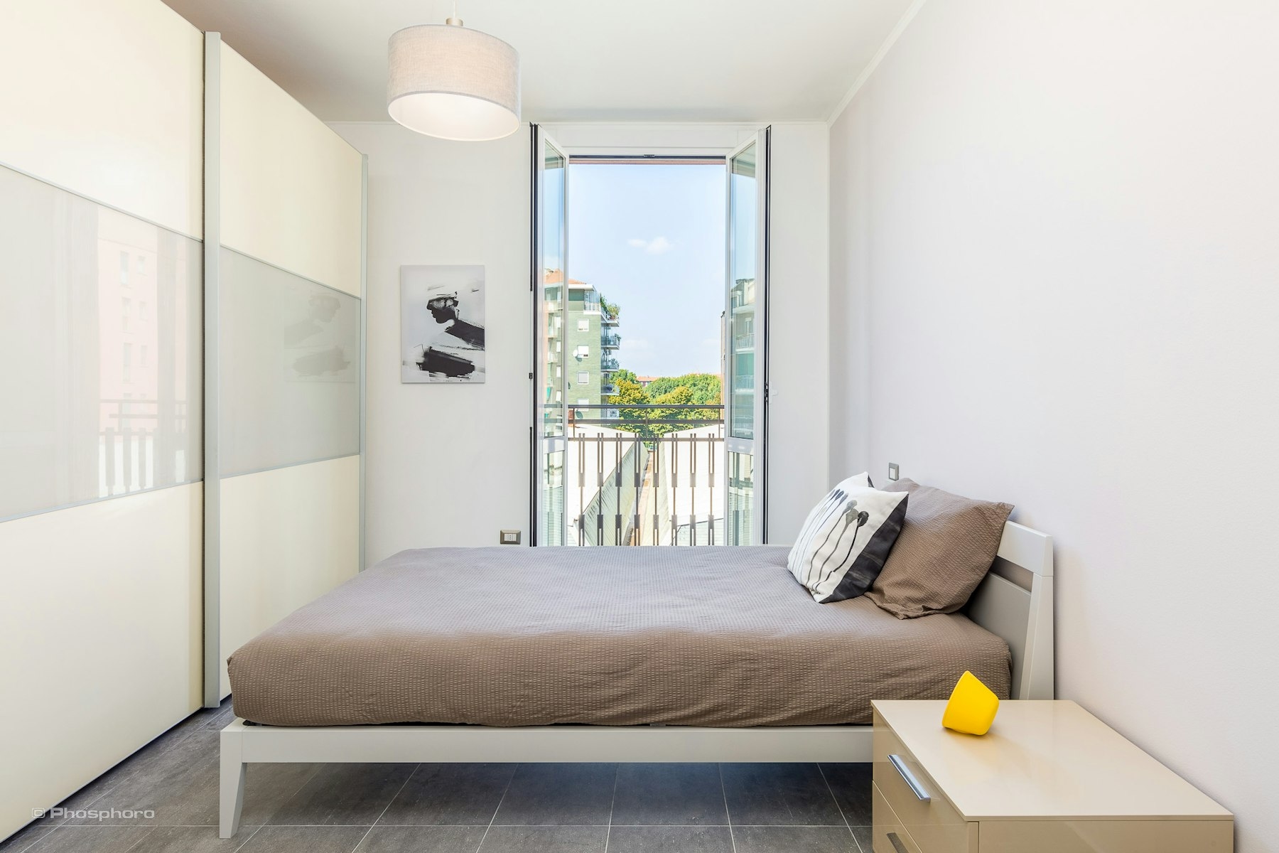 Bella camera con letto ad una piazza e mezzo e armadio molto spazioso