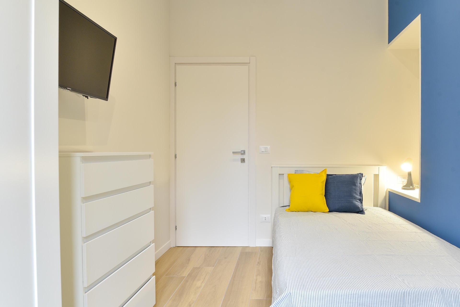 Singola con balcone, vista sul quartiere