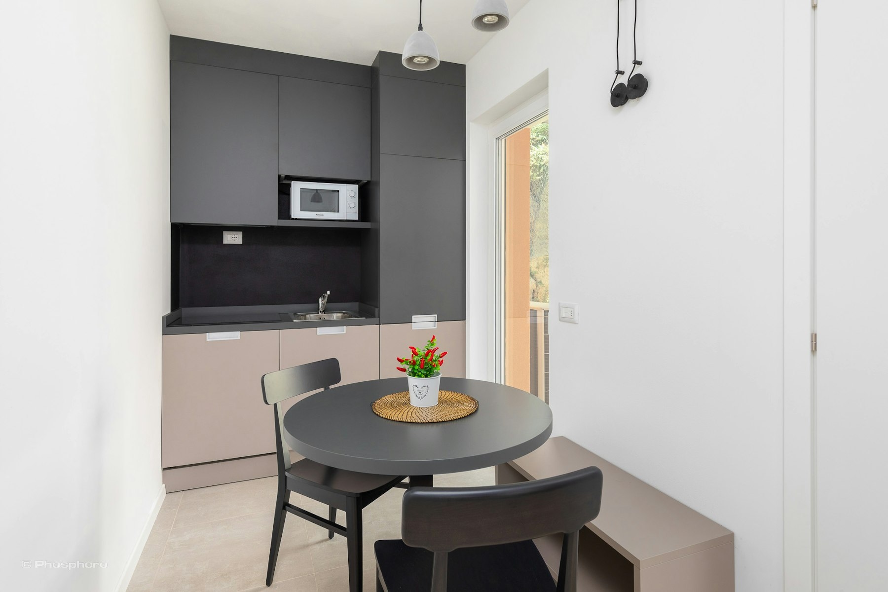 2 camere, aria condizionata e accesso diretto al giardinetto.